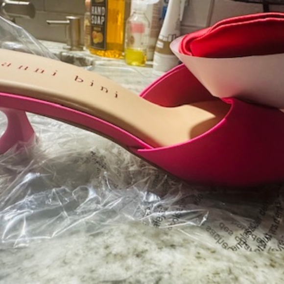 Gianni Bini Pink/ LG RED BOW SLIP ON PUMP NEVER WORN IN WRAPPER! - SIZE 9.5 M - Picture 4 of 13